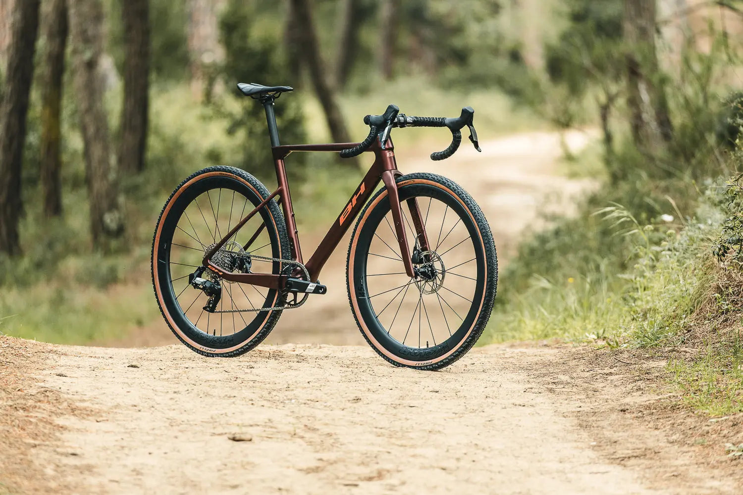 Vélo gravel reconditionné et testé par des experts, vélo polyvalent révisé pour routes et chemins, transmission fiable et confort longue distance