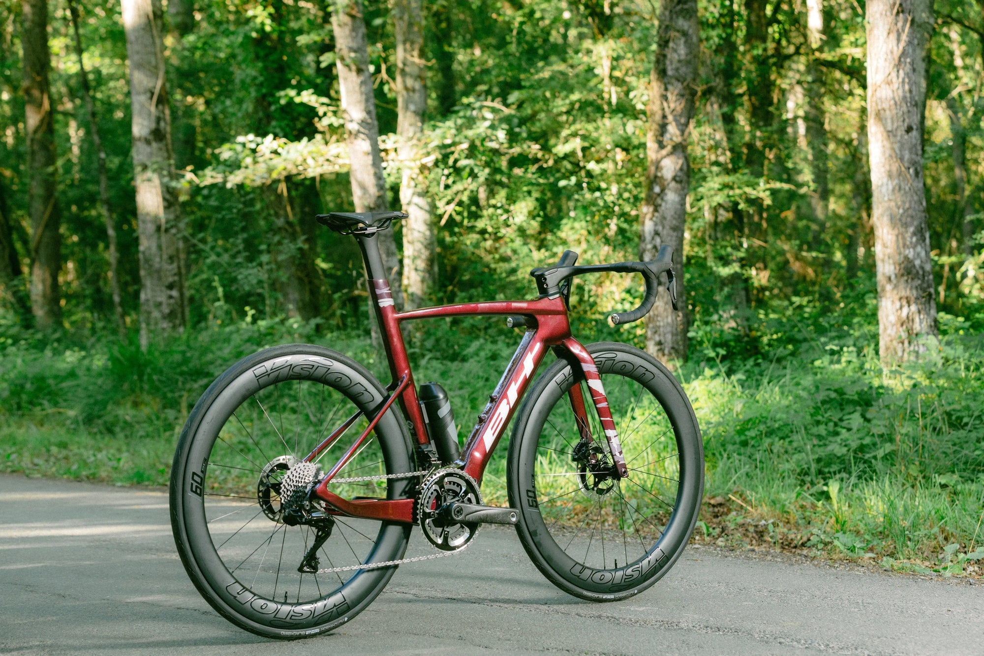 Vélo de route reconditionné en atelier spécialisé, vélo léger et performant entièrement révisé, idéal pour cyclisme sur route, entraînement et longues distances
