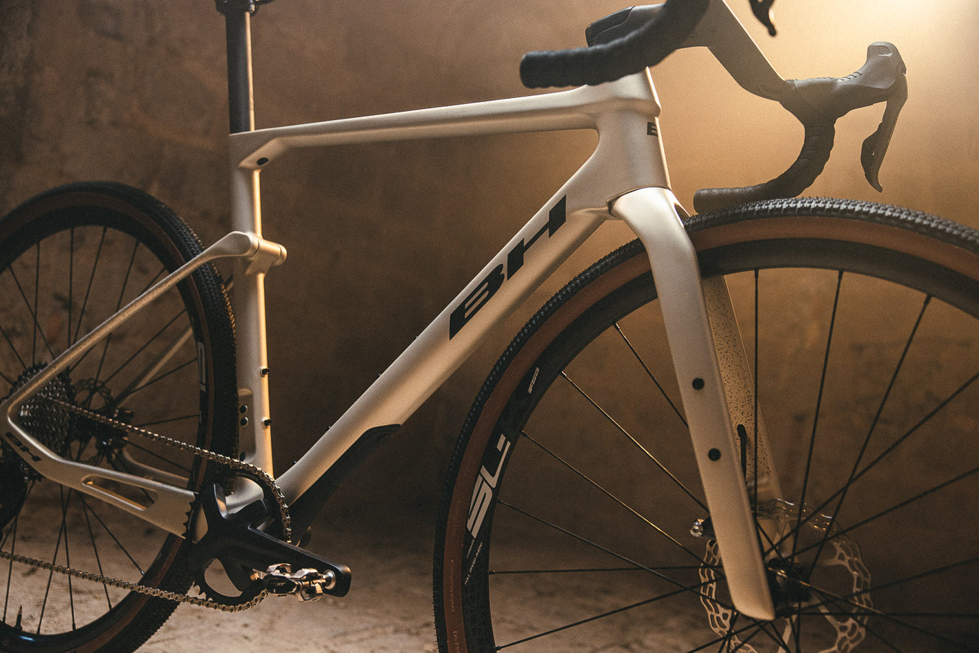 Vélo gravel et VAE sur chemin blanc, pratique polyvalente route et chemins, pneus larges pour confort et adhérence, idéal sorties endurance et exploration.