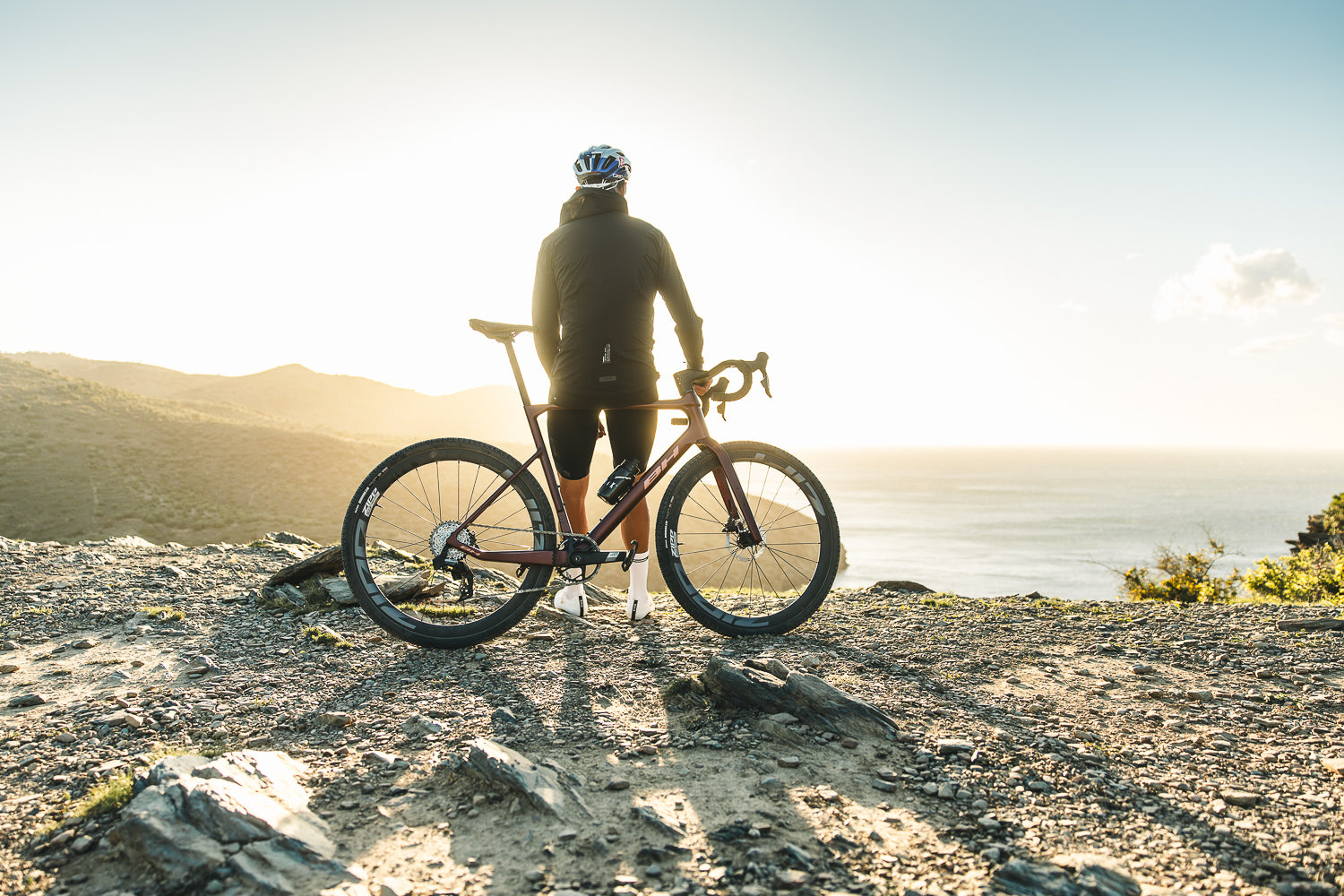 Vélo gravel BH GravelX carbone HCIM Ballistic, léger et confortable, fourche Air Bow, pneus jusqu’à 45 mm, système anti-vibration SRS, câblerie intégrée.