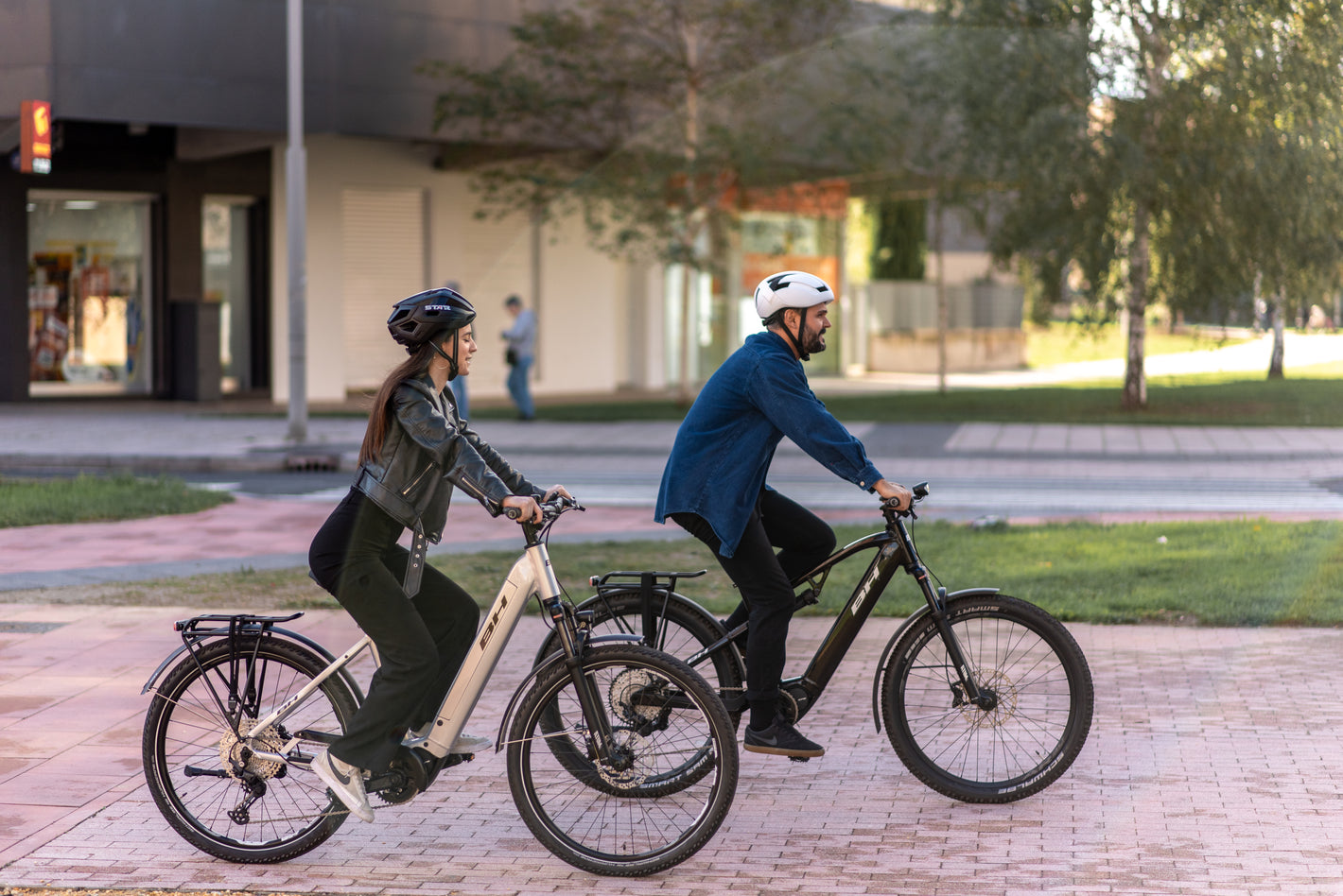 Vélo électrique urbain BH ATOMe Urban, moteur Shimano EP6 85 Nm, batterie 720 Wh jusqu’à 155 km, accès batterie par le haut, position confortable, usage ville.