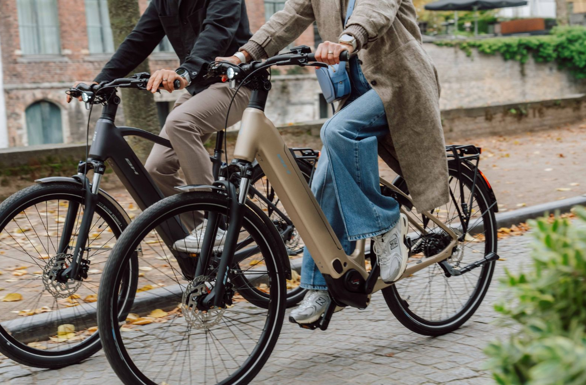 Vélo électrique urbain BH ATOMe Urban, moteur Shimano EP6 85 Nm, batterie 720 Wh jusqu’à 155 km, accès batterie par le haut, position confortable, usage ville.