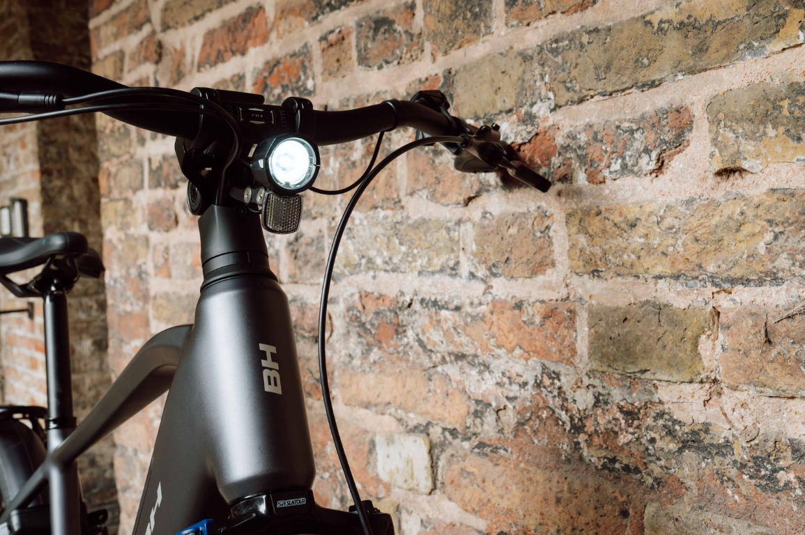 Vélo électrique urbain BH ATOMe Urban, moteur Shimano EP6 85 Nm, batterie 720 Wh jusqu’à 155 km, accès batterie par le haut, position confortable, usage ville.