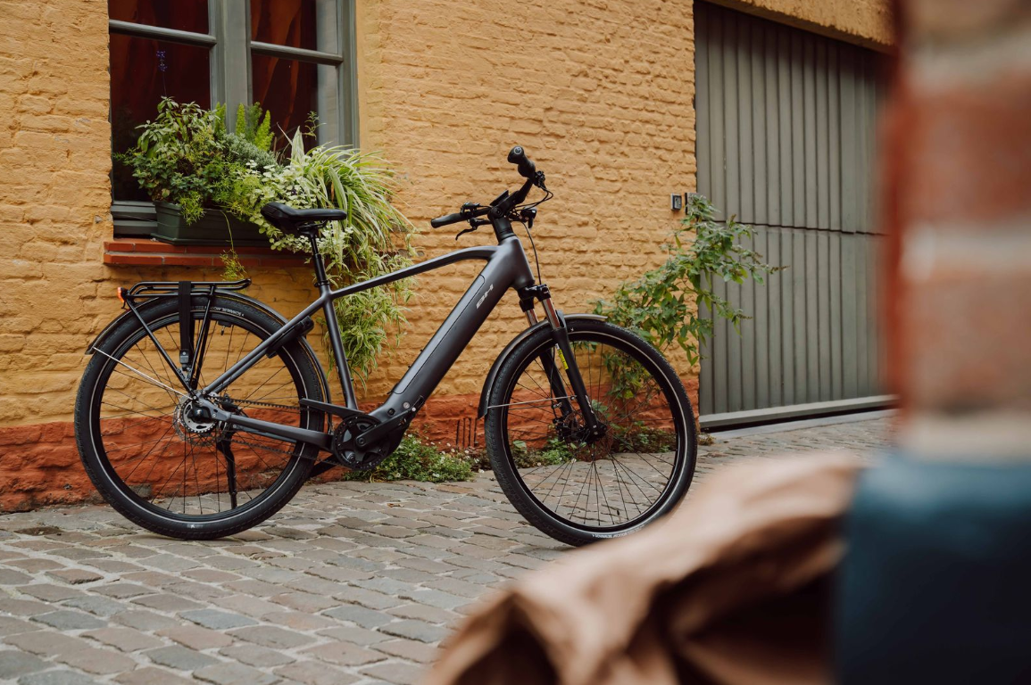 Vélo électrique BH Atom+ NX, urbain polyvalent ville/route/chemins, moteur Bosch Performance Line PX 90 Nm, batterie 600 Wh, stable, câbles internes.