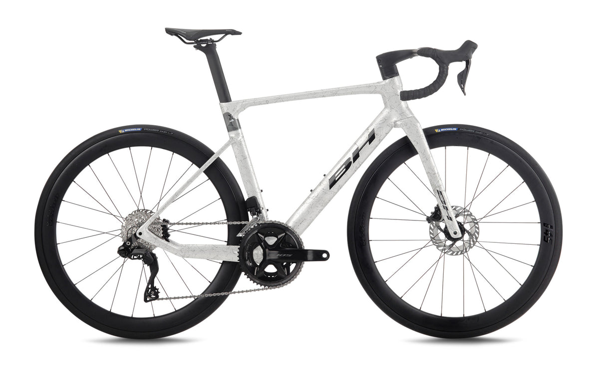 Vélo de route compétition BH RS1 4.5, coloris blanc, carbone et gris foncé