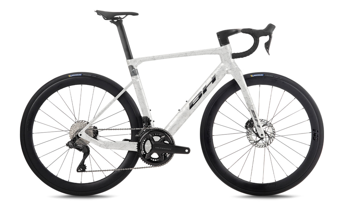 Vélo de route aéro BH RS1 5.5, coloris blanc, carbone et gris foncé